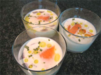 Ajoblanco de coco con salmón