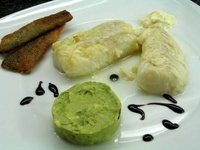 Bacalao con su crujente de piel, ajoaceite