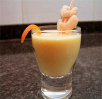 Chupito de naranja y gambas