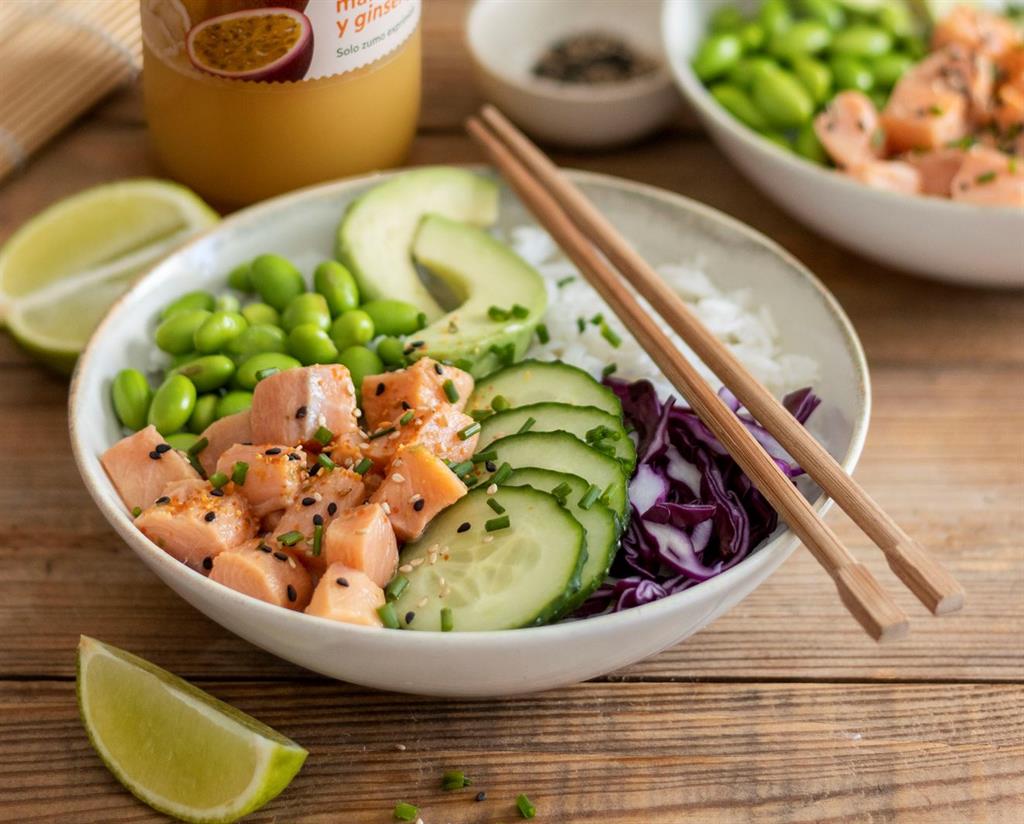 Cómo hacer poke bowl de salmón fácil y saludable