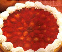 Corona de mousse de miel con frutillas