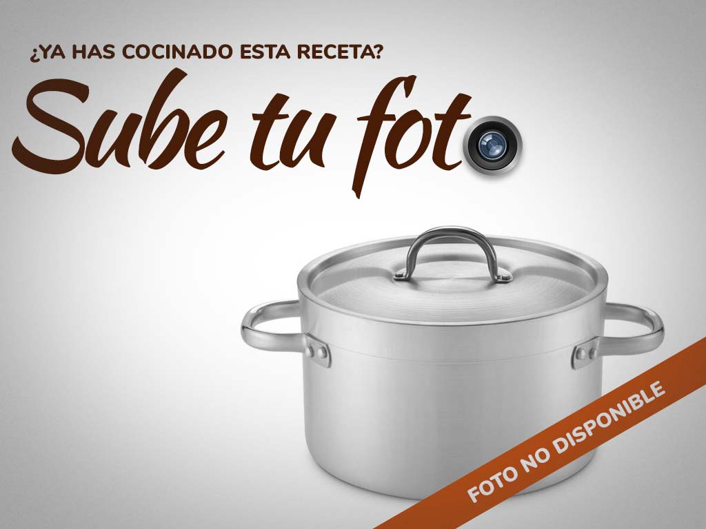 Crema de tomate con carne y fideos