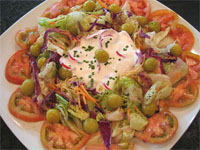 Ensalada con centro de rábanos al yogurt