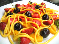 Ensalada de frutas con espaguetis de vainilla