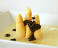 Espárragos con caviar