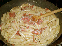 Macarrones con chorizo y bechamel