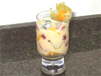 Macedonia de frutas con crema inglesa