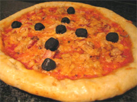 Pizza con bordes rellenos de queso