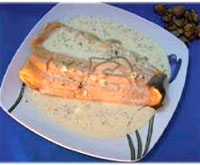 Salmón con salsa de queso y nueces