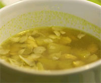 Sopa de pollo con cardamomo