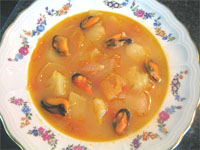 Sopa de tomate con mejillones